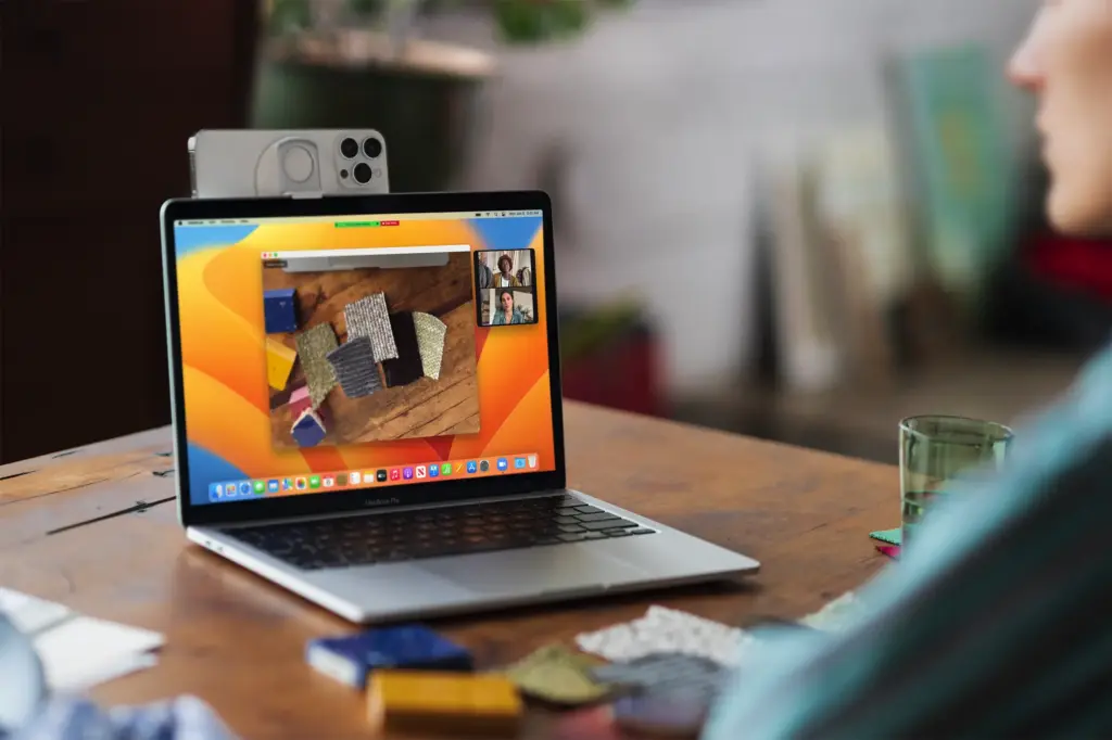 Apple WWDC22 macOS Ventura Continuity Camera lifestyle 220606 Apple WWDC22 macOS Ventura Continuity Camera lifestyle 220606