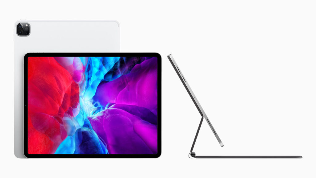 iPadPro lidar iPad Pro con vista posteriore che mostra la nuova fotocamera con sensore Lidar. Più in avanti la vista ribaltata frontale e a lato la vista laterale con la nuova Magic Keyboard.