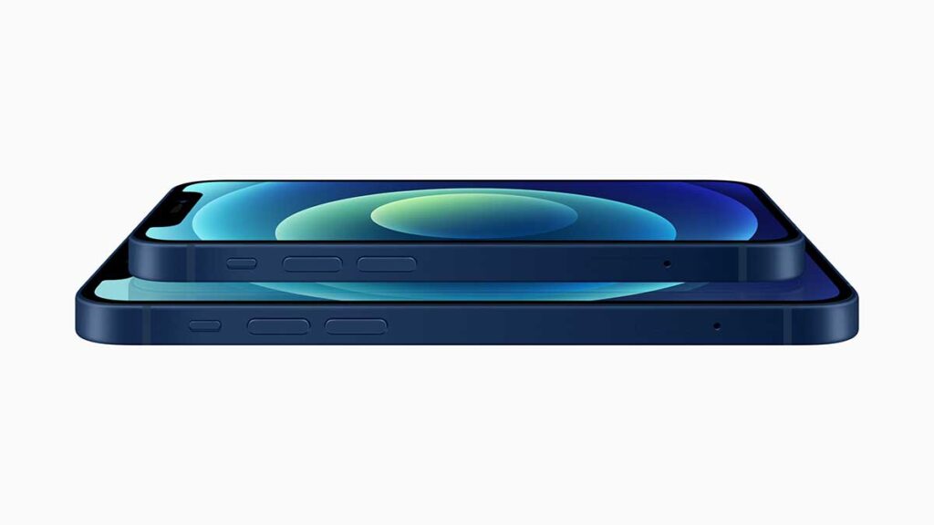 iPhone12 mini compare I due iPhone 12 "economici" uno sopra l'altro, sotto il 12, sopra il 12 Mini