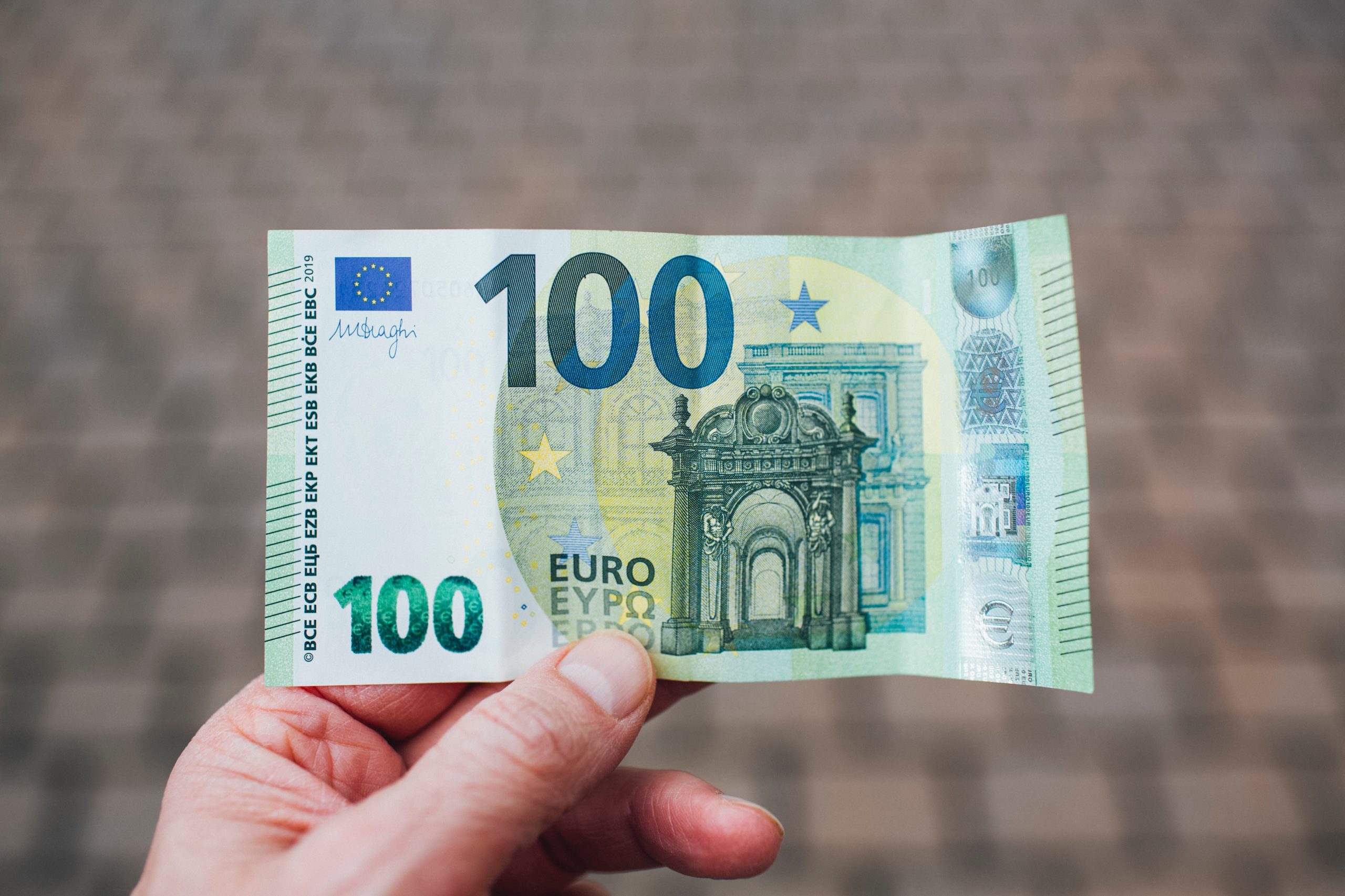 person holding 50 euro bill
