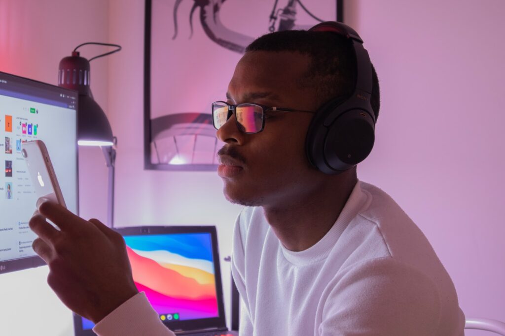 tjryetkg960 man in white crew neck shirt wearing black headphones
