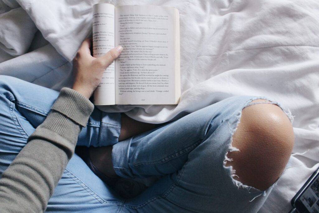 kl xveoqmu person reading book sitting with cross legs