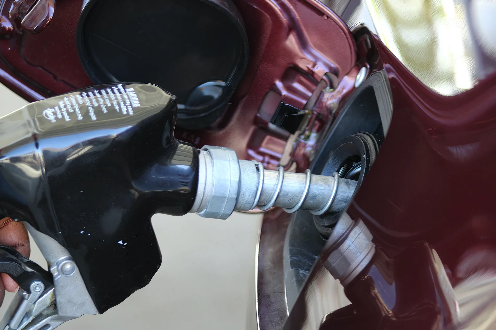 Il rifornimento costa caro? Ecco come scegliere il distributore più economico (senza app)!